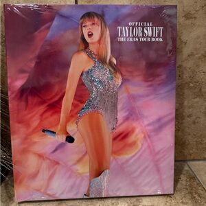 TAYLOR SWIFT THE ERAS TOUR BOOK *TARGET EXCLUSIVE*